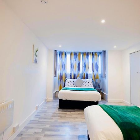 2 Bedrooms -Parking-Very Spacious-Wifi London Exterior photo