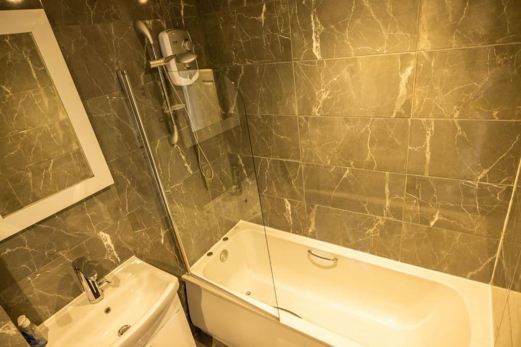 2 Bedrooms -Parking-Very Spacious-Wifi London Exterior photo