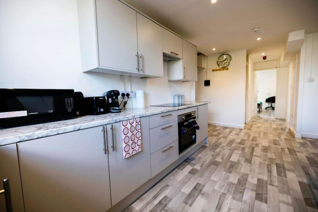 2 Bedrooms -Parking-Very Spacious-Wifi London Exterior photo