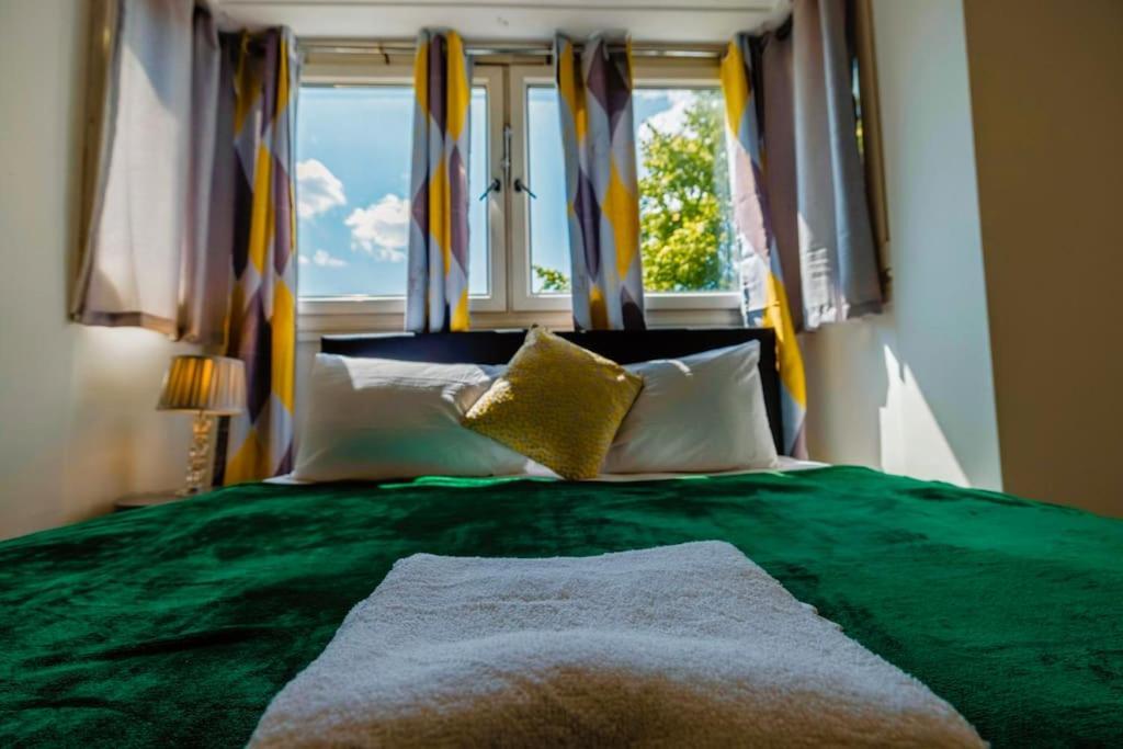 2 Bedrooms -Parking-Very Spacious-Wifi London Exterior photo