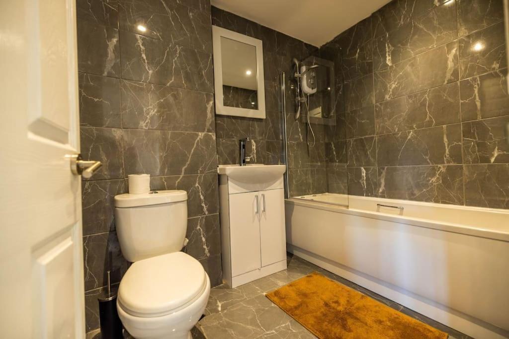 2 Bedrooms -Parking-Very Spacious-Wifi London Exterior photo