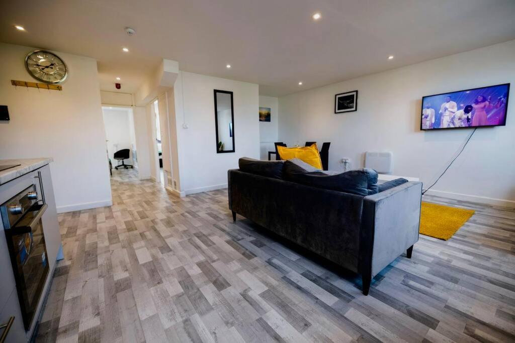 2 Bedrooms -Parking-Very Spacious-Wifi London Exterior photo