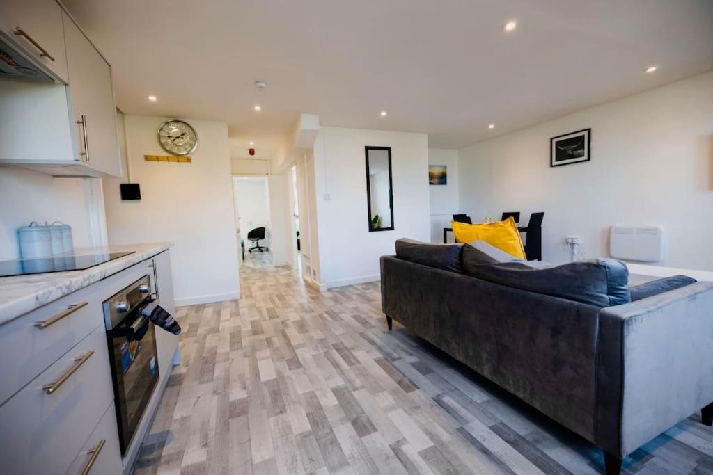 2 Bedrooms -Parking-Very Spacious-Wifi London Exterior photo
